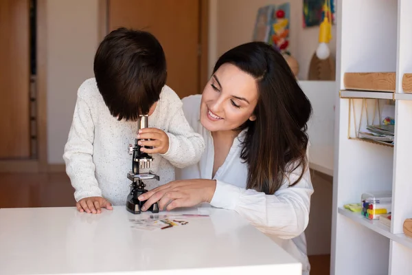 Lillte Kid Explorando Ciência Com Microscópio Ajuda Mãe Professor Passear — Fotografia de Stock