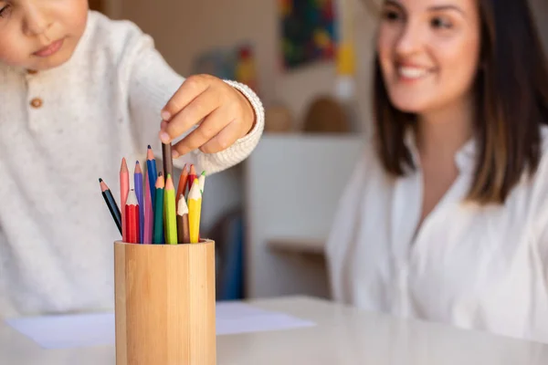 Kleine Kleuter Kind Tekening Met Kleurpotloden Met Moeder Leraar Opvoeder — Stockfoto