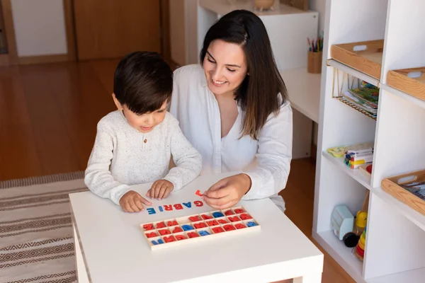 Lillte Kid Apprend Écrire Lire Avec Aide Alphabet Une Mère — Photo