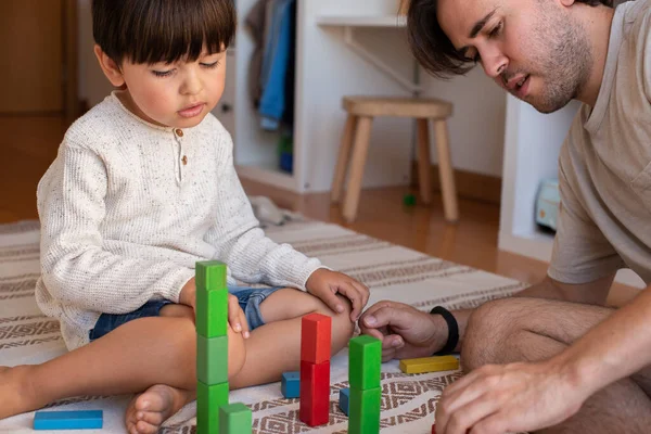 Bambino Suo Padre Giocano Casa Con Mattoni Legno Studia Casa — Foto Stock