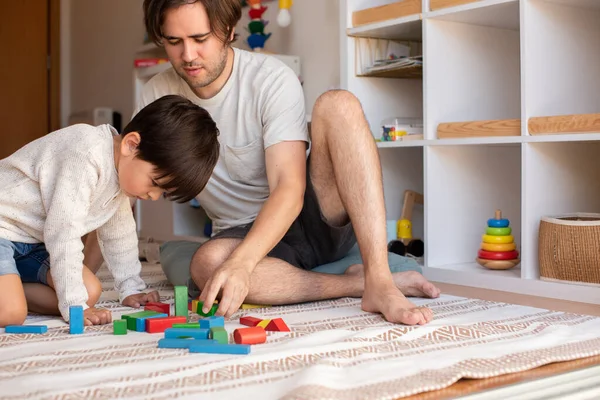 Bambino Suo Padre Giocano Casa Con Mattoni Legno Studia Casa — Foto Stock