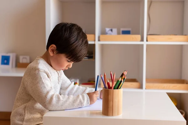Küçük Kreş Çocuğu Renkli Kalemlerle Resim Çiziyor Evde Eğitim Öğrenme — Stok fotoğraf