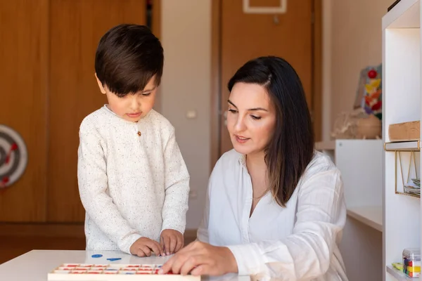 Lillte Kid Aprendendo Escrever Ler Com Alfabeto Mãe Professor Ajuda — Fotografia de Stock