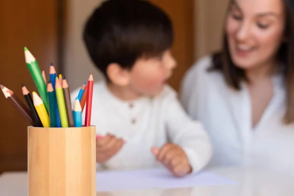小孩子用彩色铅笔和妈妈或老师一起画画 集中在铅笔上 在家学习 学习社区 蒙特梭利学校 — 图库照片