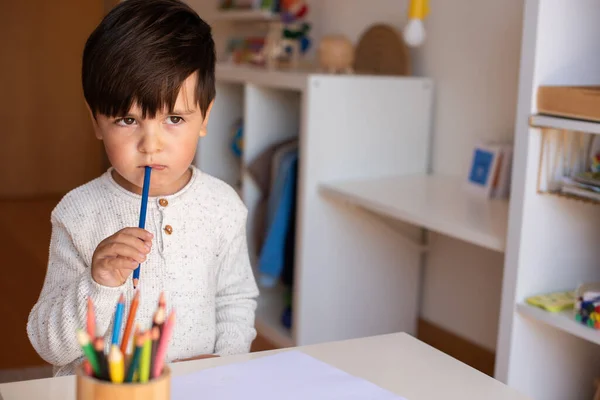 Malý Předškolák Kreslí Barevnými Tužkami Domácí Výuka Studijní Komunita Montessori — Stock fotografie