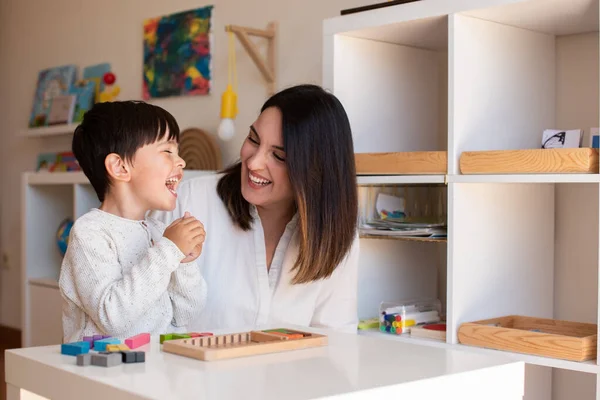 Lillte Kid Gioca Con Puzzle Legno Tetris Madre Insegnante Aiutano — Foto Stock