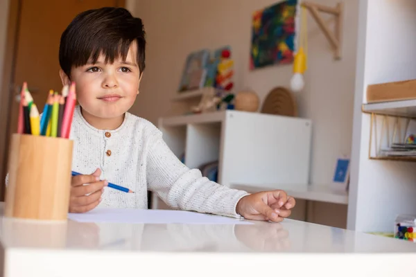 Piccolo Bambino Età Prescolare Che Disegna Con Matite Colorate Studia — Foto Stock