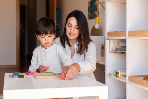 Lillte Kid Hrát Tetris Dřevo Puzzle Matka Nebo Učitel Pomoc — Stock fotografie