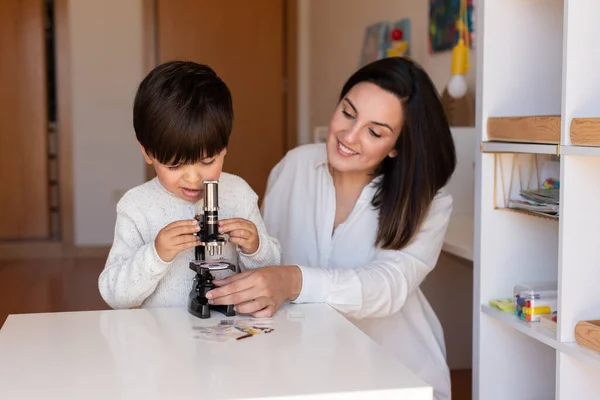 Lillte Kid Bada Naukę Pomocą Mikroskopu Pomocy Matki Lub Nauczyciela — Zdjęcie stockowe