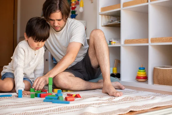 Niño Padre Jugando Casa Con Bloques Madera Educación Casa Quédate —  Fotos de Stock