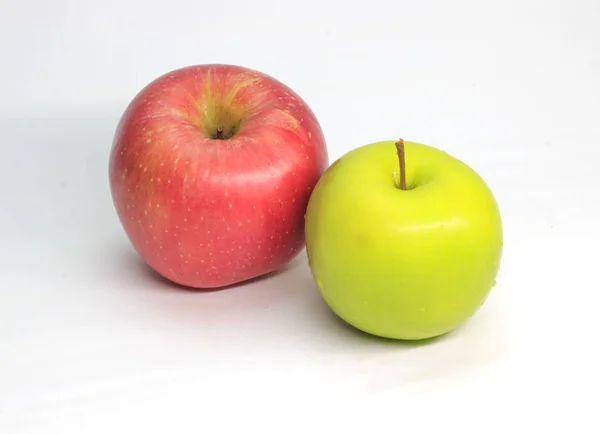 苹果红色和绿色在白色背景 — 图库照片