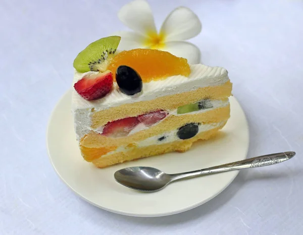 白い背景のフルーティーなケーキ — ストック写真
