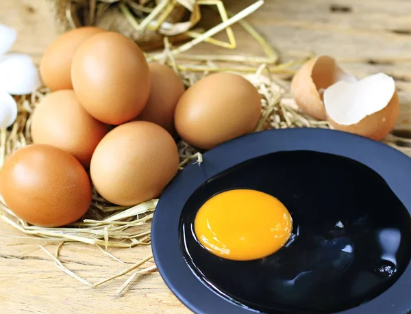 Yumurta Eski Bir Ahşap Zemin Yerleştirilir Siyah Bir Tabağa Koy — Stok fotoğraf