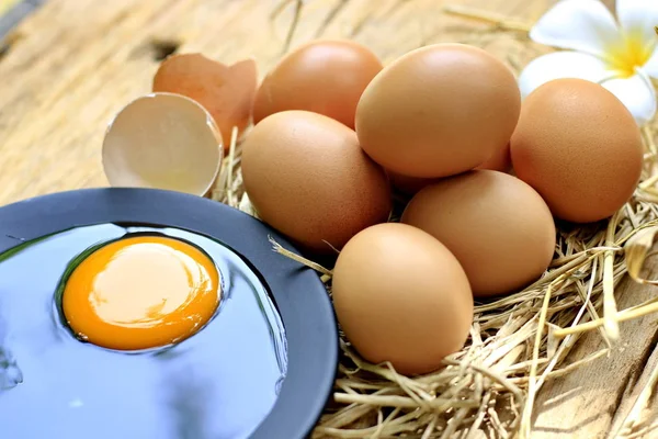 Ovos Colocam Soalho Madeira Velho Põem Uma Chapa Preta — Fotografia de Stock