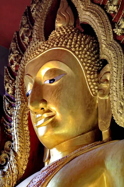 Άγαλμα Του Βούδα Ένα Όμορφο Χρυσό Χρώμα — Φωτογραφία Αρχείου