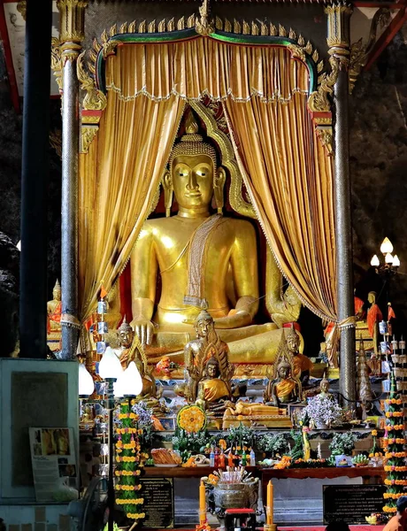 仏像は 美しい黄金色 — ストック写真