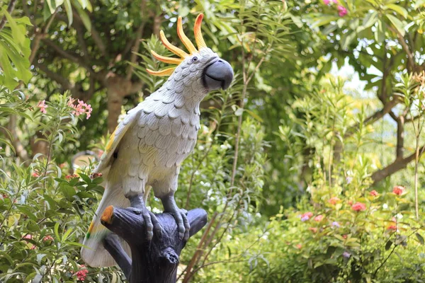 Statue Oiseau Dans Jardin — Photo