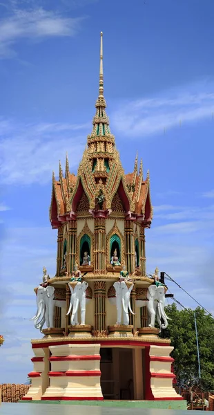 タイの寺院の屋根を持つ塔 — ストック写真