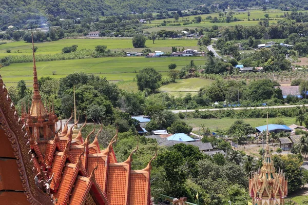 泰国寺庙屋顶的宝塔 — 图库照片