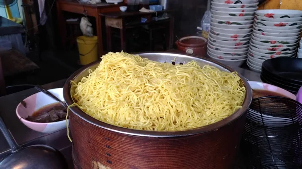 鍋に黄色の麺 — ストック写真