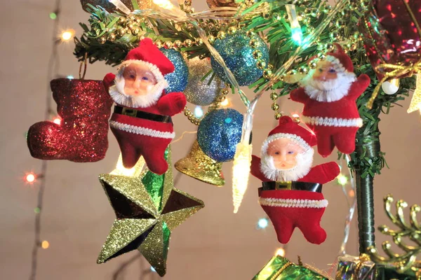 装飾的な照明と美しいアクセサリー クリスマス ツリー — ストック写真
