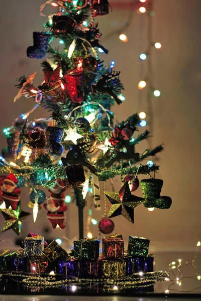 Kerstboom Met Decoratieve Verlichting Mooie Accessoires — Stockfoto