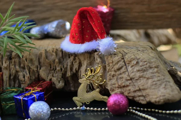 古い木材の背景の木の装飾クリスマスの飾り — ストック写真