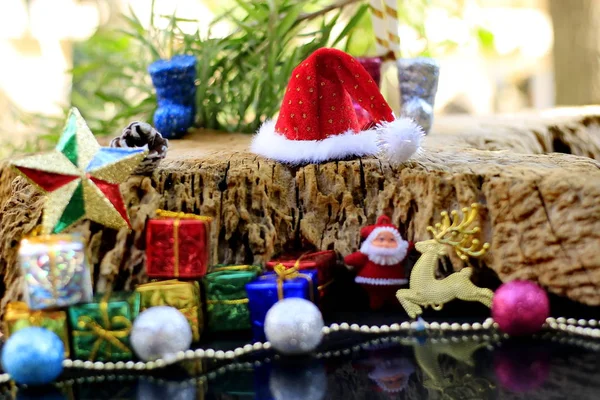 古い木材の背景の木の装飾クリスマスの飾り — ストック写真