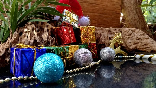 Decorativo Ornamento Natalizio Legno Con Sfondo Legno Vecchio — Foto Stock
