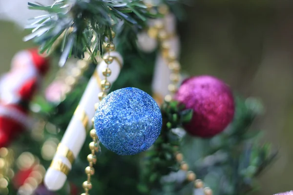 Árvore Natal Com Decorações Borrão Fundo Especial — Fotografia de Stock