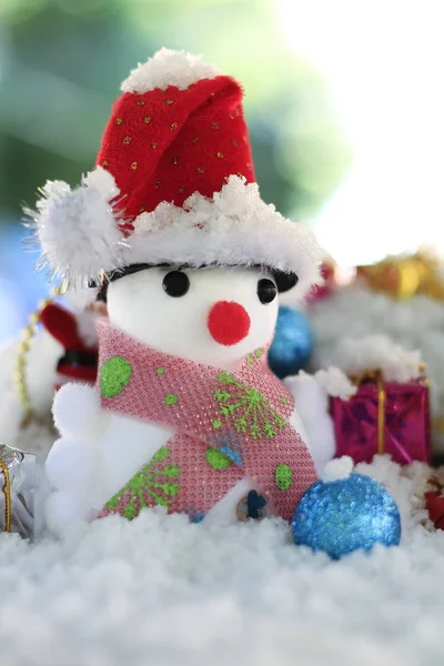 雪背景にクリスマス飾りと雪の男のぼかし — ストック写真