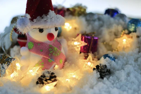 Homem Neve Com Ornamento Natal Borrão Fundo Neve — Fotografia de Stock