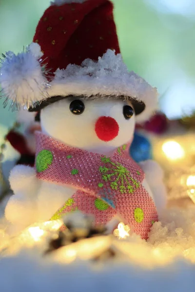 Homem Neve Com Ornamento Natal Borrão Fundo Neve — Fotografia de Stock