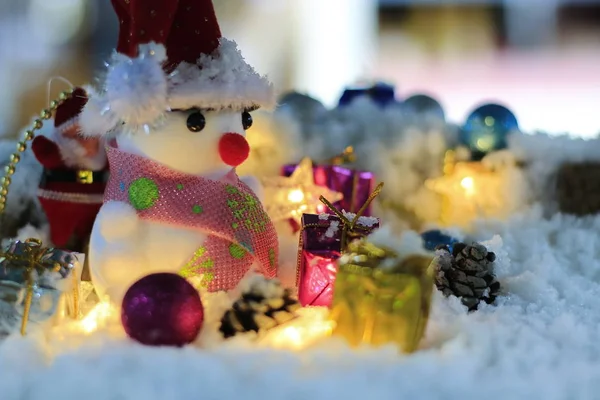 Homem Neve Com Ornamento Natal Borrão Fundo Neve — Fotografia de Stock