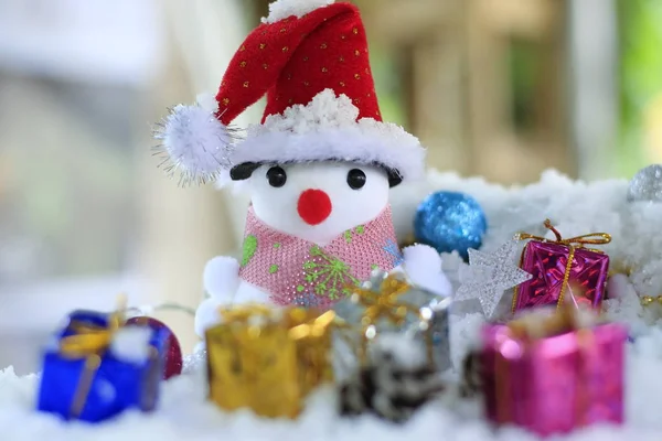 雪背景にクリスマス飾りと雪の男のぼかし — ストック写真