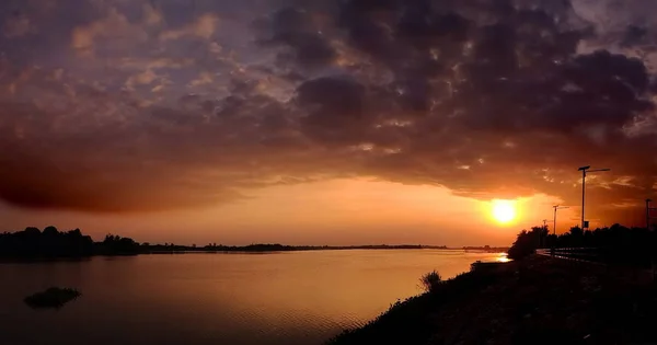 夕方には川に沈む夕日の美しい景色 — ストック写真