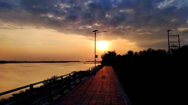 Schöne Aussicht Auf Den Sonnenuntergang Über Dem Fluss Abend — Stockfoto