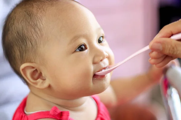 Bayi Sedang Makan Makanan Dengan Latar Belakang Kabur — Stok Foto