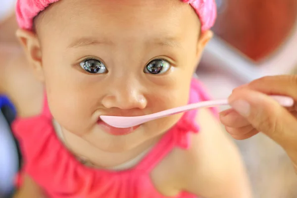 Bayi Sedang Makan Makanan Dengan Latar Belakang Kabur — Stok Foto