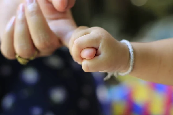 Nära Till Håller Barnet Vuxen Hand — Stockfoto