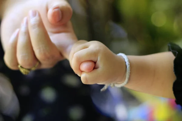 Nära Till Håller Barnet Vuxen Hand — Stockfoto