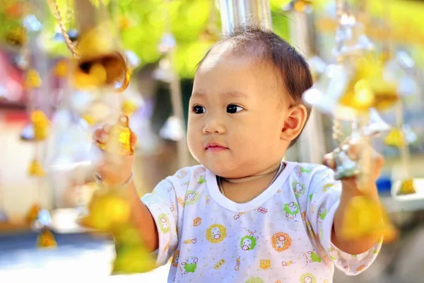 Rosto Uma Criança Pequena Está Sorrindo Feliz — Fotografia de Stock
