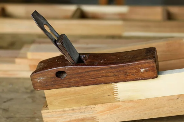 Tesaři Jsou Pomocí Nástrojů Dřevem Pracovní Nábytek — Stock fotografie