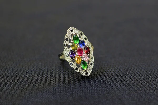 Перстень Дорогоцінного Каміння Красиві Прикраси Чорній Тканині — стокове фото