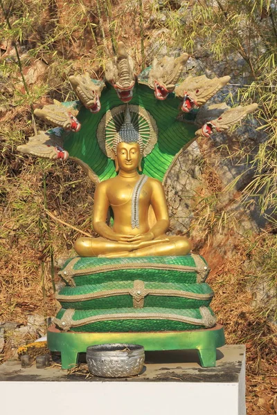 Buda Heykeli Altın Güzel Açık Havada Olduğunu — Stok fotoğraf