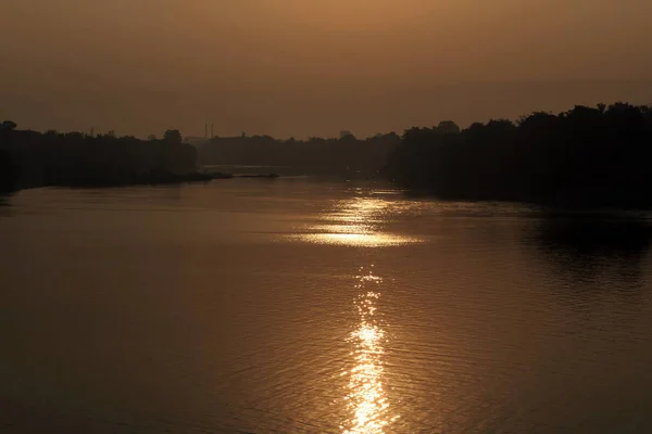 Schöne Aussicht Auf Den Sonnenuntergang Über Dem Fluss Abend — Stockfoto