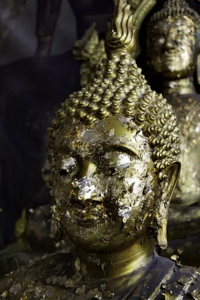 Estatua Buda Cara Con Placa Oro Unido Muchos — Foto de Stock