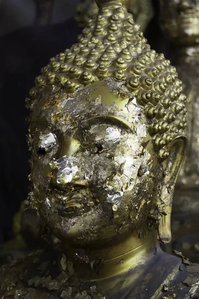 Άγαλμα Του Βούδα Προσώπου Χρυσό Πλάκα Που Επισυνάπτεται Πολλές — Φωτογραφία Αρχείου