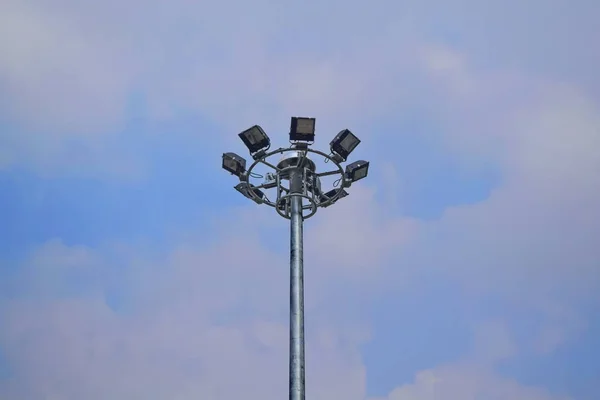 Полюс Установлен Лампочку Прожектора Большим Количеством Фонового Неба — стоковое фото