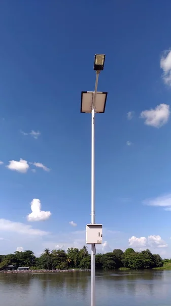 Cielo Con Hermosas Nubes Torres Eléctricas Usando Celdas Solares — Foto de Stock